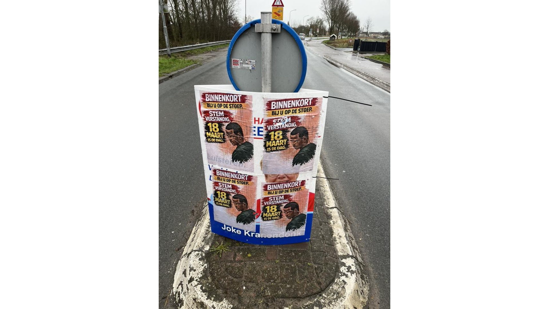 Foto: overplakt verkiezingsbord Hart voor Heemskerk.jpg